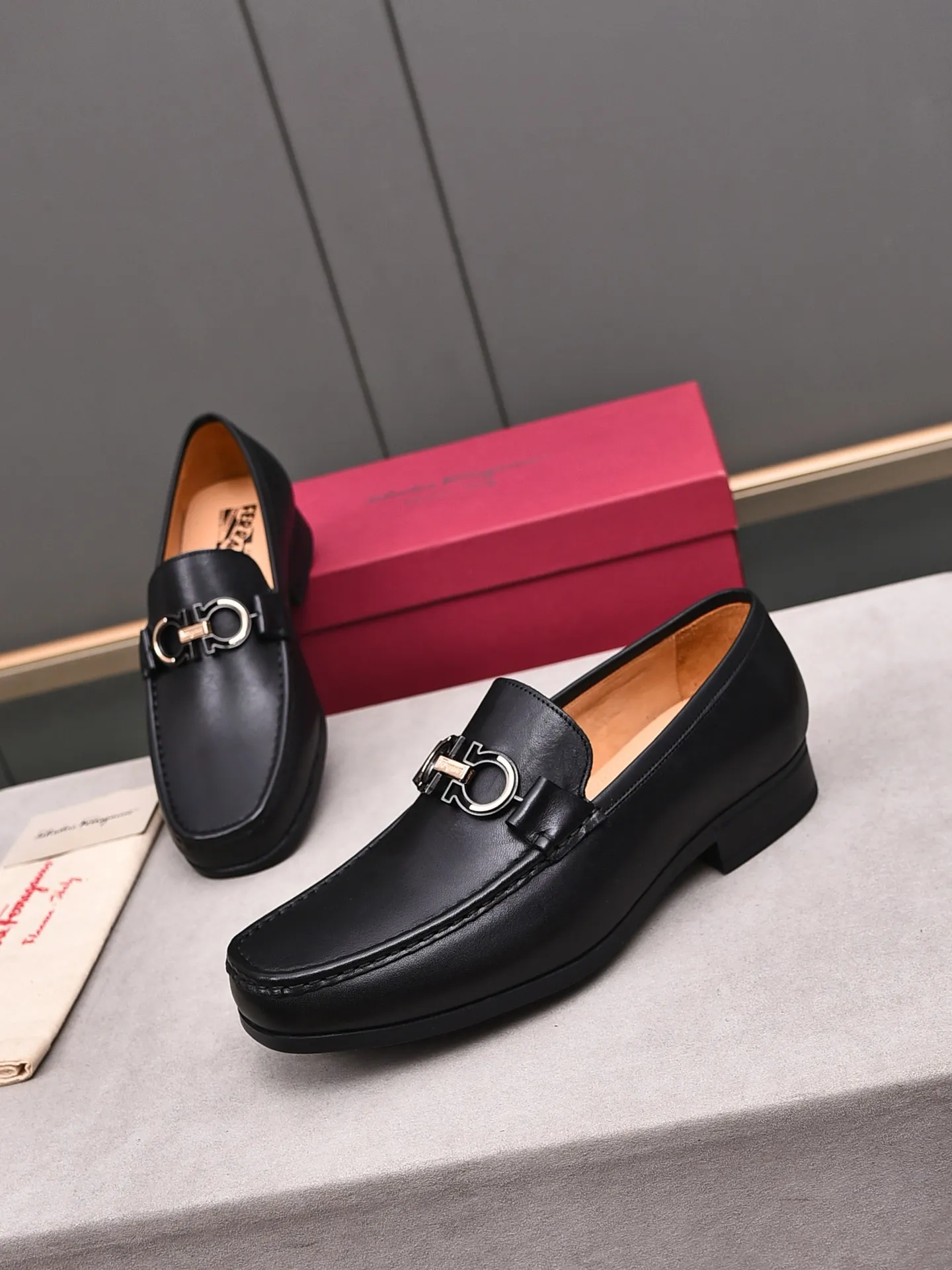 Factory: 250 [Original running volume quality] Brand: Ferragamo (Ferragamo) Size: Men's size 38/44 (45 can be customized) Grade: Same style as the official website High-end quality men's shoes Material: Original first-layer calfskin Water-dyed cowhide lining Original outsole Style category: Men's fashion formal business casual leather shoes Slip-on men's shoes high-top series Young fashion European and American trends British style Casual matching Comfortable feet